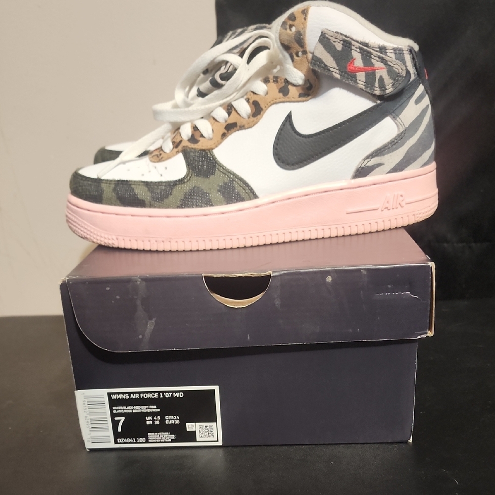 Nike Kids Pink and Camo High-Top Sneakers